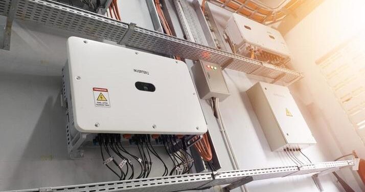 Is de kabel tussen omvormer en verdeelkast een eindgroep of distributiegroep?